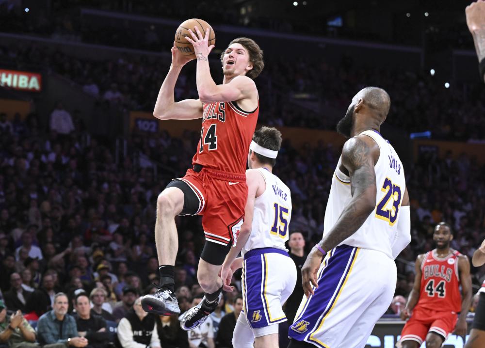NBA：湖人险胜火箭 詹姆斯砍下35分